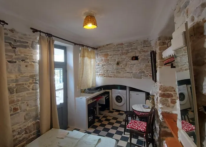 Fasolas Square Studio 15M2 Is Located 30 Stairs Up From The Main Road And It Is In The Old Market Fasolas And Next To The Museums