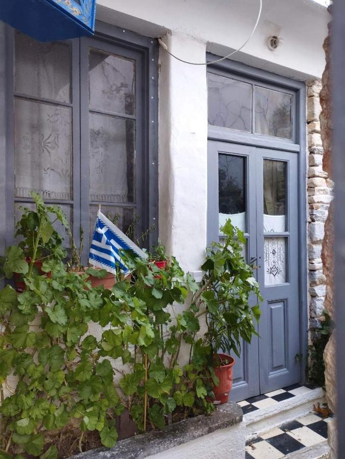 Fasolas Square 15m2 Is Located 30 Stairs Up From The Main Road And It Is In The Old Market Fasolas And Next To The Museums Φιλώτι