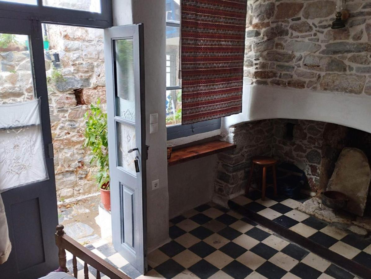 Fasolas Square 15m2 Is Located 30 Stairs Up From The Main Road And It Is In The Old Market Fasolas And Next To The Museums Tatil Evi