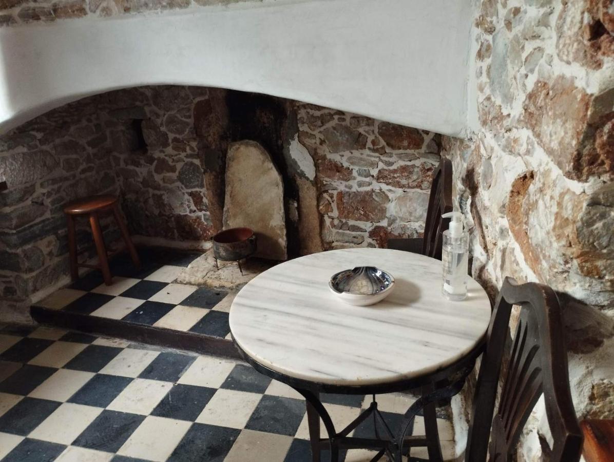 Fasolas Square 15m2 Is Located 30 Stairs Up From The Main Road And It Is In The Old Market Fasolas And Next To The Museums Ferienhaus Filótion
