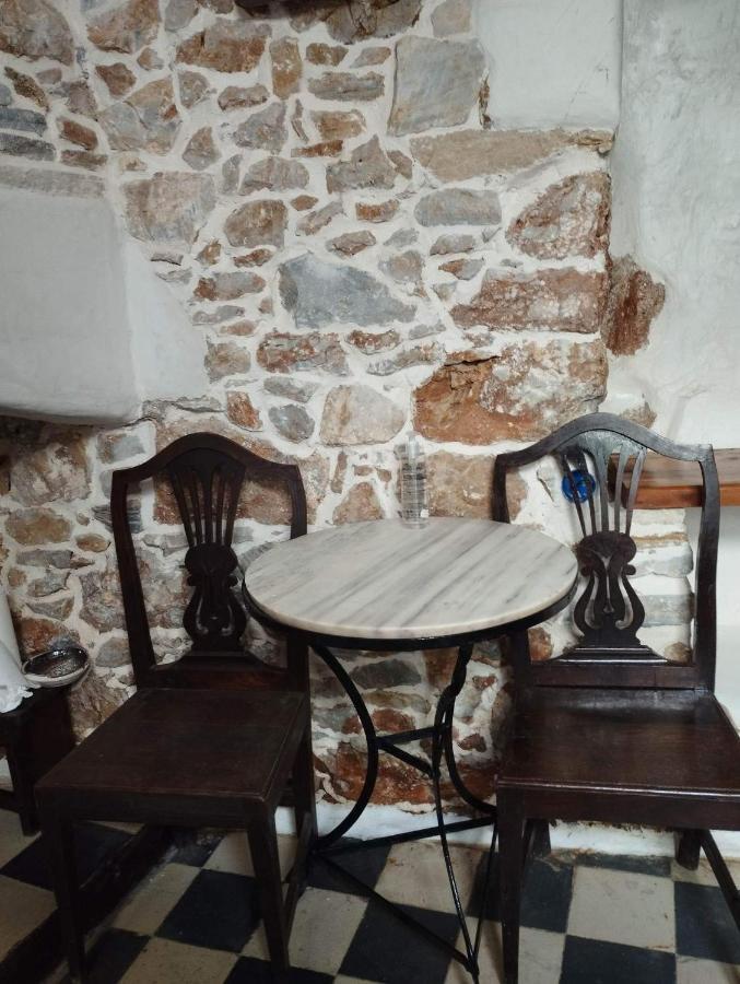 Fasolas Square 15m2 Is Located 30 Stairs Up From The Main Road And It Is In The Old Market Fasolas And Next To The Museums Filótion