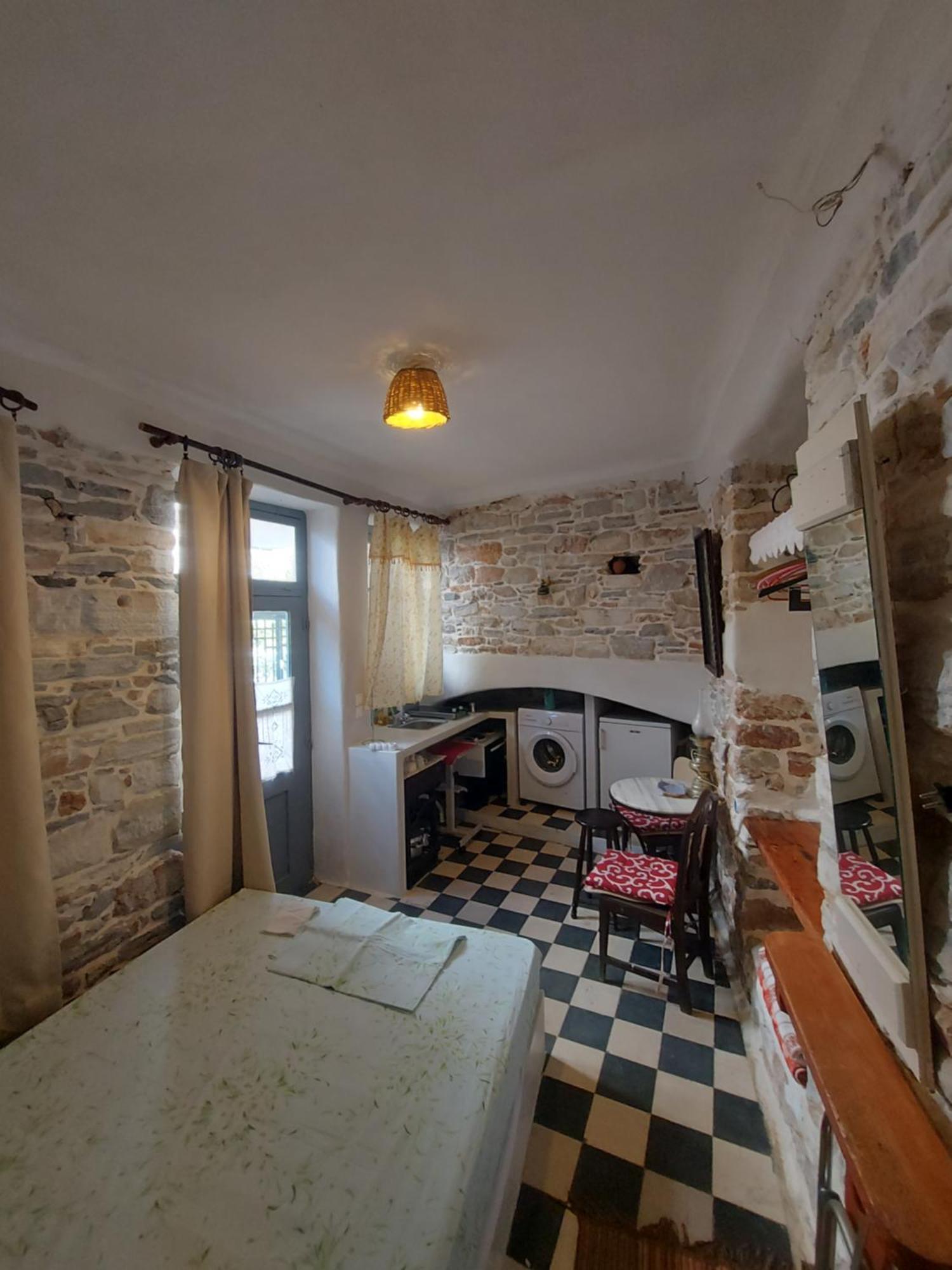Tatil Evi Fasolas Square 15m2 Is Located 30 Stairs Up From The Main Road And It Is In The Old Market Fasolas And Next To The Museums Filótion