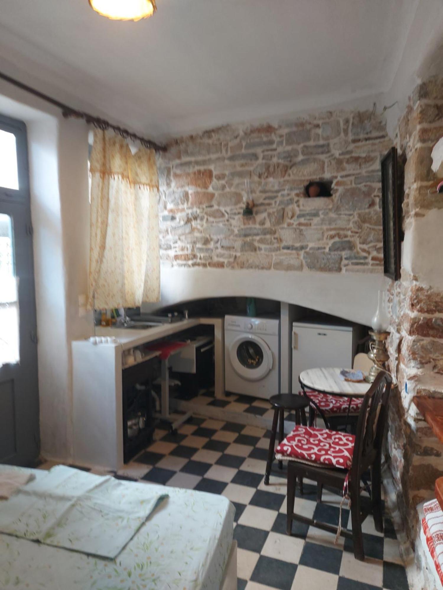 Fasolas Square 15m2 Is Located 30 Stairs Up From The Main Road And It Is In The Old Market Fasolas And Next To The Museums Tatil Evi Filótion